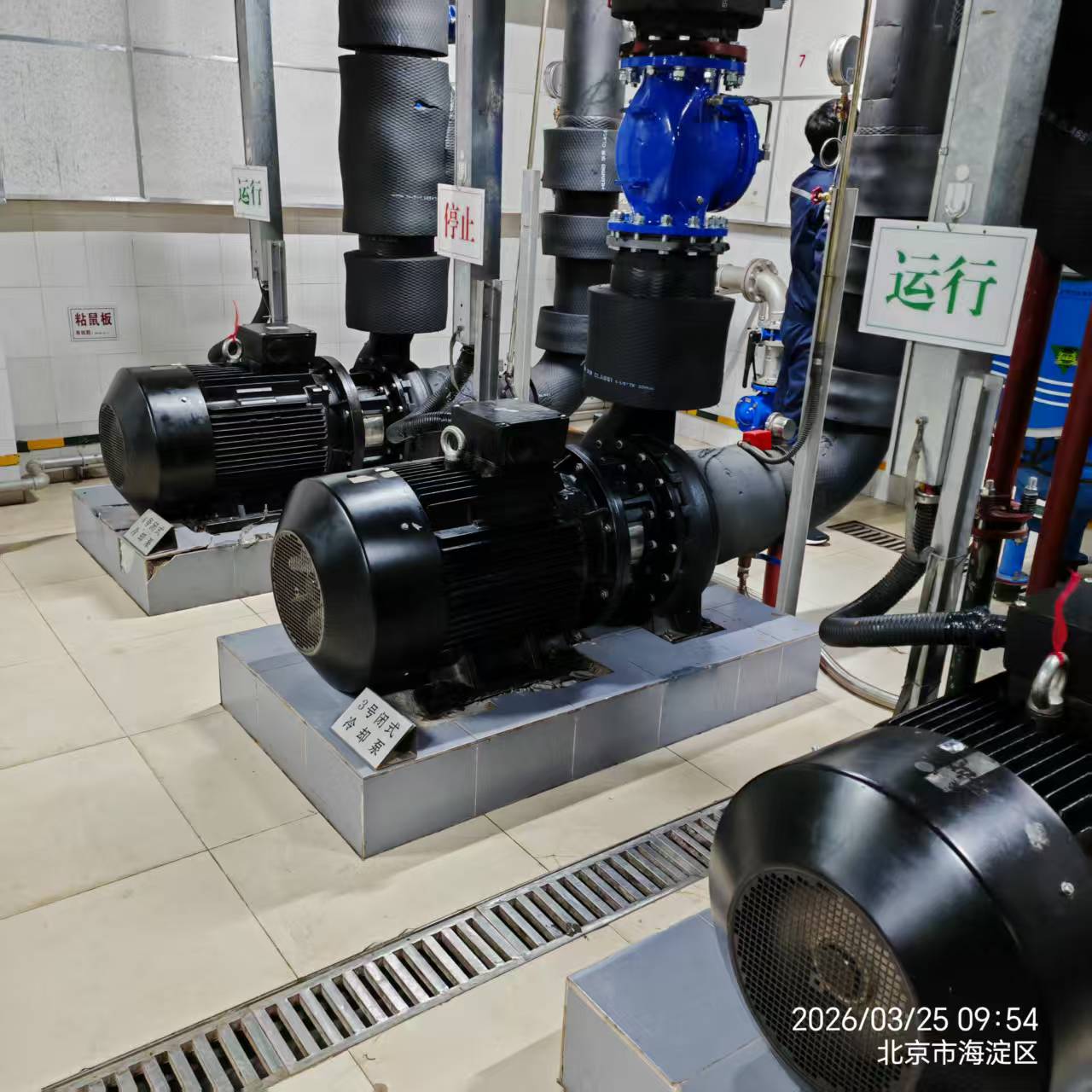 某机关调度楼地下机房 · 4台精密空调冷却水泵 · RS485工业级监测 · 零改动施工